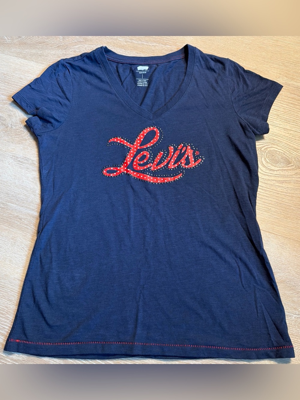 Levi's Women's Navy Blue V-Neck T-Shirt Red Script Cursive Logo Short sleeve M